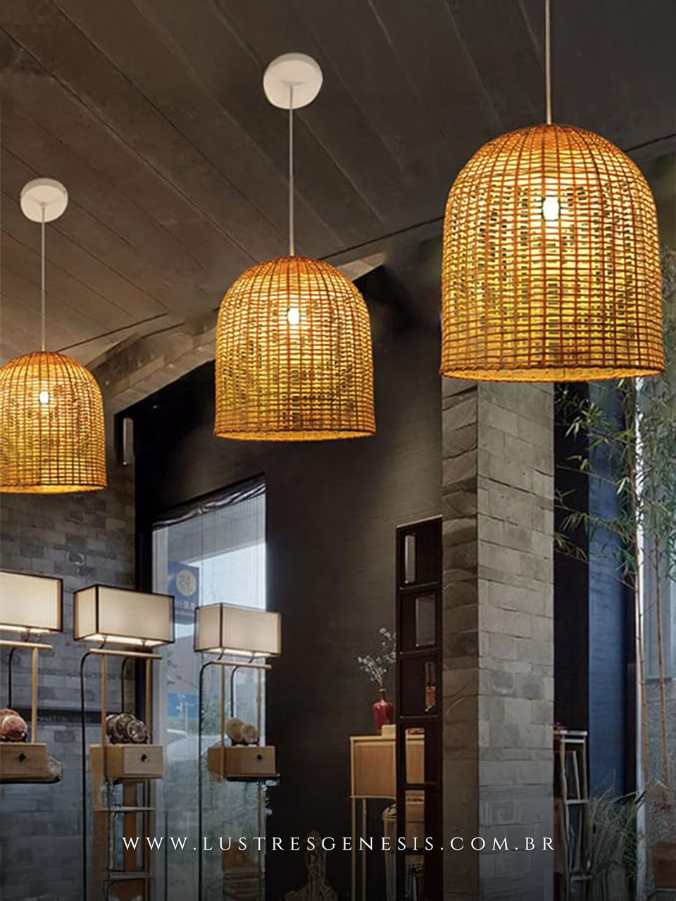 Luminária pendente de bambu moderno estilo basket iluminando ambiente sofisticado com mesas e balcão de cozinha.